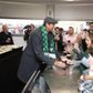 Peter Crouch serviu algumas cervejas ao público - Foto: X/Scotty Tips