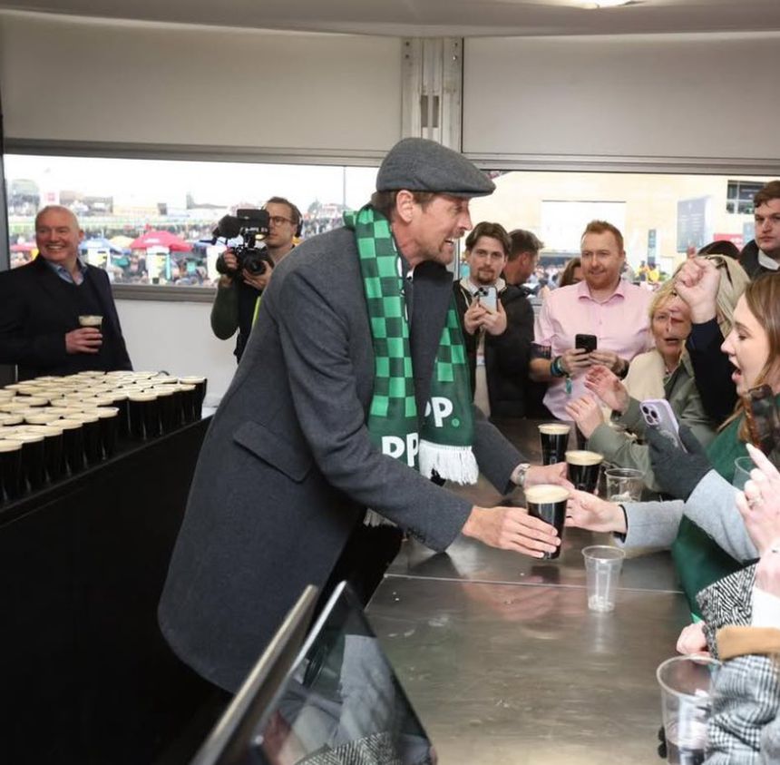 Peter Crouch serviu algumas cervejas ao público - Foto: X/Scotty Tips