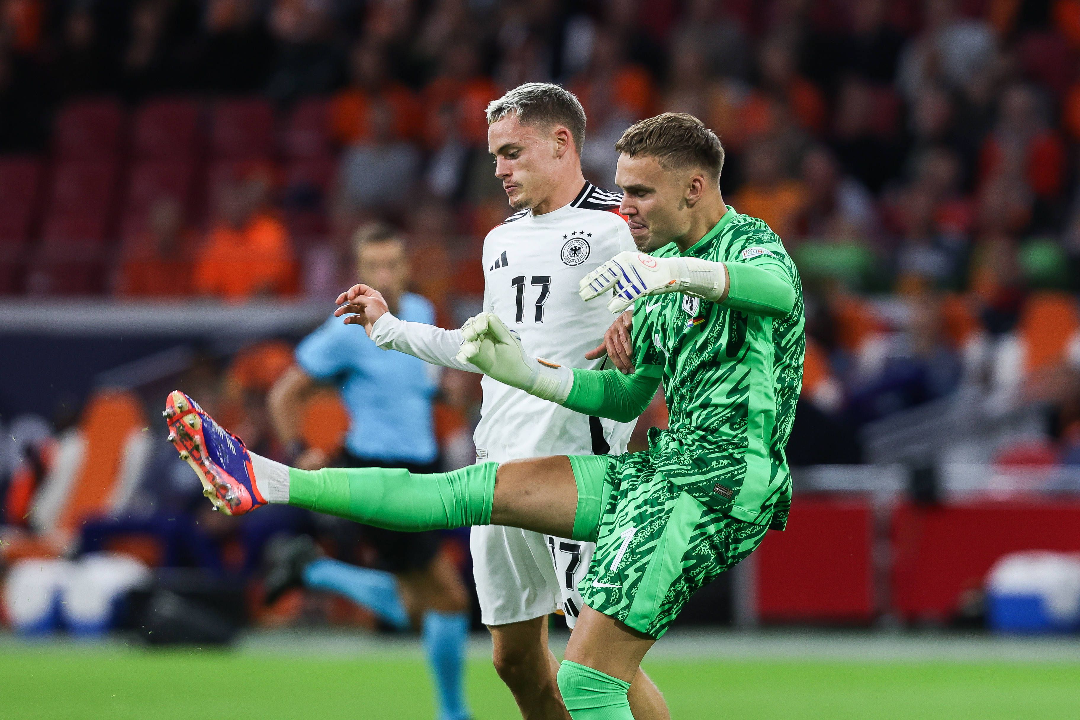 Separados por um ano, Florian Wirtz e Bart Verbruggen brilham na Premier League, ao serviço de Liverpool e Brighton respetivamente (IMAGO)