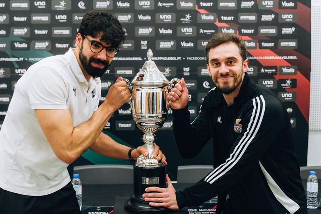 Os capitães do Vitória SC, Miguel Cunha, e do Benfica, Ivo Casas com o troféu da Taça. Foto Diogo Oliveira/FPV
