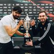 Os capitães do Vitória SC, Miguel Cunha, e do Benfica, Ivo Casas com o troféu da Taça. Foto Diogo Oliveira/FPV