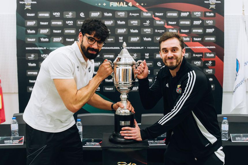 Os capitães do Vitória SC, Miguel Cunha, e do Benfica, Ivo Casas com o troféu da Taça. Foto Diogo Oliveira/FPV