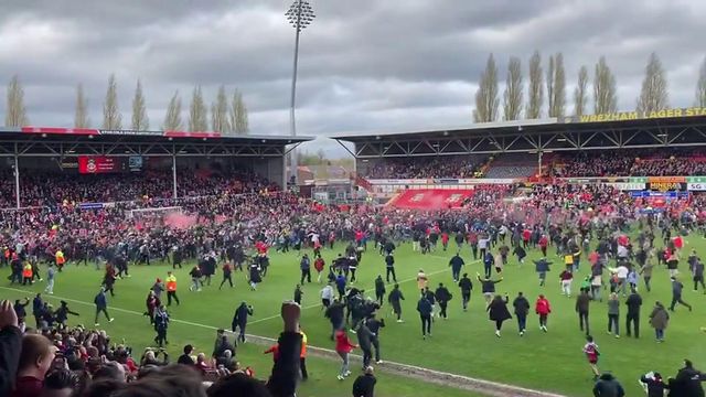 Invasão de campo à antiga para festejar subida do Wrexham