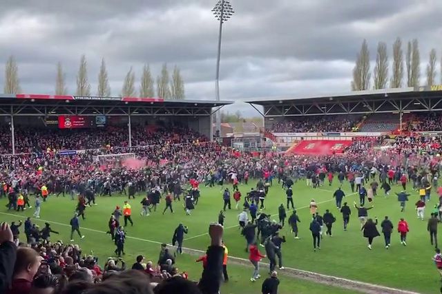 Invasão de campo à antiga para festejar subida do Wrexham