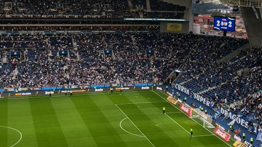 Ouvem-se assobios no Dragão após o apito final