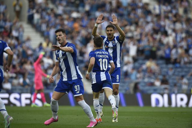 VÍDEO: Zaydou marca na própria baliza e empata