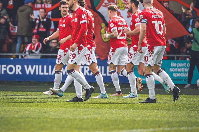 Wrexham faz história em Inglaterra e sobe de divisão pelo segundo ano consecutivo