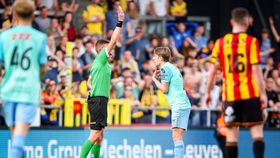Vídeo: Jogador do Westerlo vê dois cartões amarelos em segundos