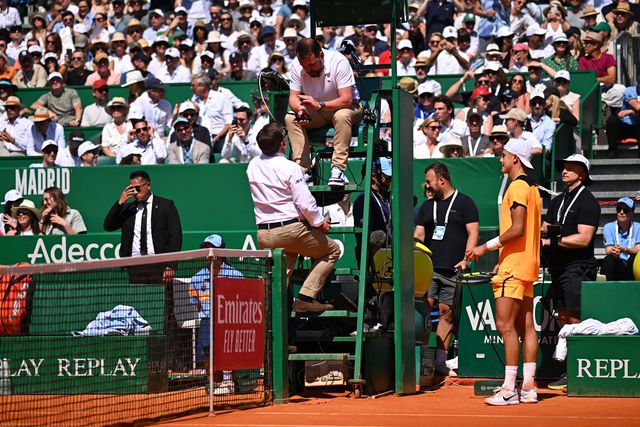 Rune ‘atira-se’ à ATP e ao árbitro de cadeira após polémica em Monte Carlo