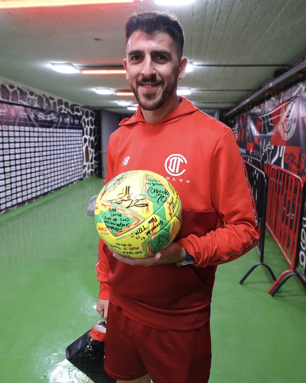 Paulinho marcou três golos e levou a bola (X/Toluca FC)