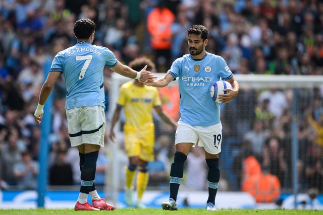 Gundogan a cumprimentar Marmoush durante o Man. City-Crystal Palace