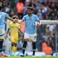 Gundogan a cumprimentar Marmoush durante o Man. City-Crystal Palace