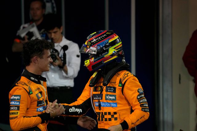 Oscar Piastri a cumprimentar Lando Norris no final da corrida em Sakhir