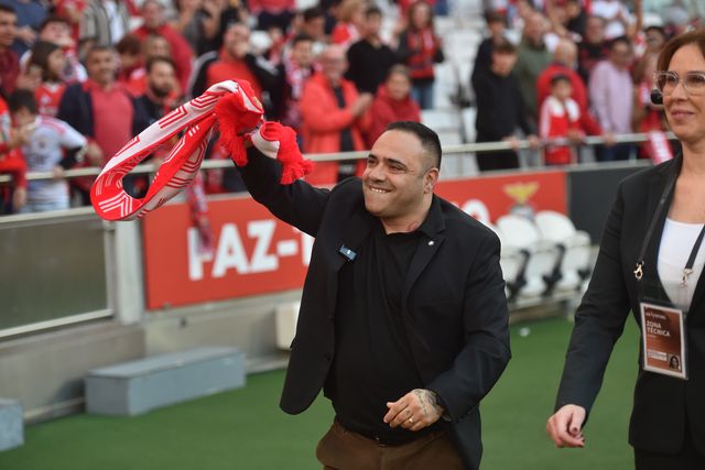 Simão, Nuno Gomes e Mantorras como 'chauffeur': o regresso de Miccoli à Luz (vídeo)