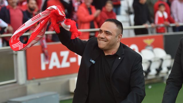 Simão, Nuno Gomes e Mantorras como 'chauffeur': o regresso de Miccoli à Luz (vídeo)