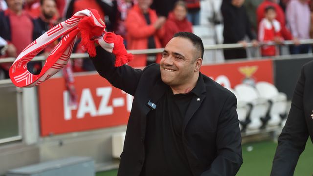 Simão, Nuno Gomes e Mantorras como 'chauffeur': o regresso de Miccoli à Luz (vídeo)