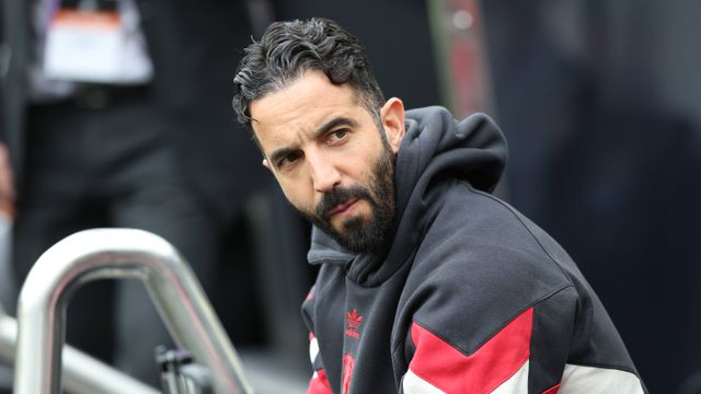 Ruben Amorim frustrado no banco de suplentes do Man. United