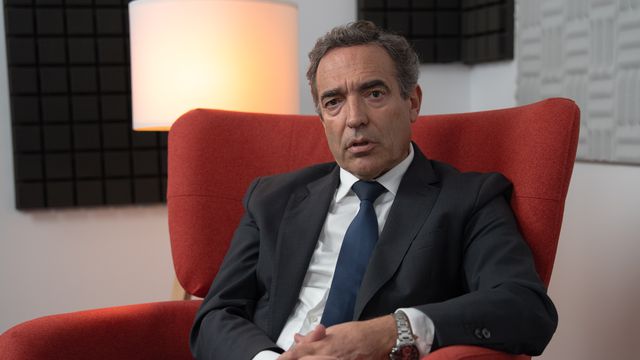 Reinaldo Teixeira, sentado numa cadeira vermelha nas instalações de A BOLA, sucede a Pedro Proença na presidência da Liga Portugal