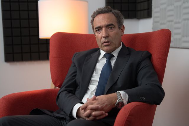 Reinaldo Teixeira, sentado numa cadeira vermelha nas instalações de A BOLA, sucede a Pedro Proença na presidência da Liga Portugal