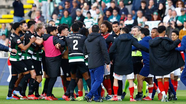 Final do jogo entre Santa Clara e Sporting ficou marcado por enorme confusão (Foto Grafislab)
