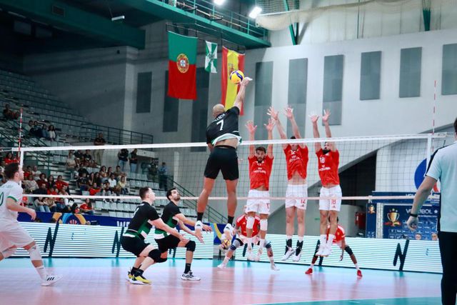 As equipas de voleibol do Benfica e do Sporting na Taça Ibérica 2024-25. Foto FPV