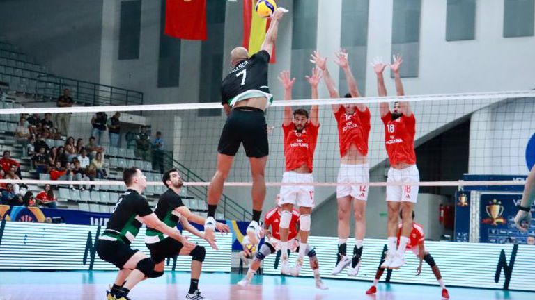 As equipas de voleibol do Benfica e do Sporting na Taça Ibérica 2024-25. Foto FPV