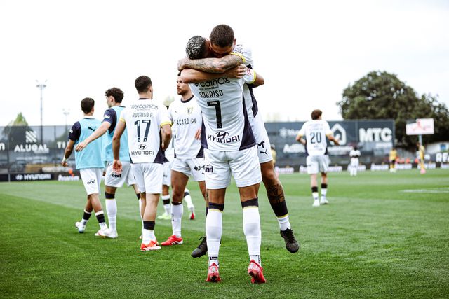 Brasileiro e espanhol têm sido extremos que se tocam no sucesso dos azuis e brancos do Minho (Foto: Famalicão)