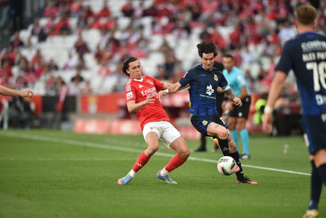 Jason num duelo com Carreras, na primeira parte, no Estádio da Luz