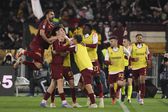 Jogadores da Roma a celebrarem o golaço de Soulé no dérbi de Roma