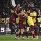 Jogadores da Roma a celebrarem o golaço de Soulé no dérbi de Roma