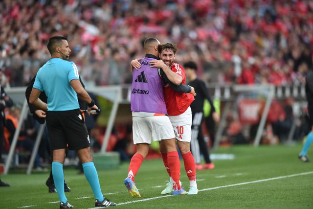 Kokçu foi festejar com Arthur Cabral