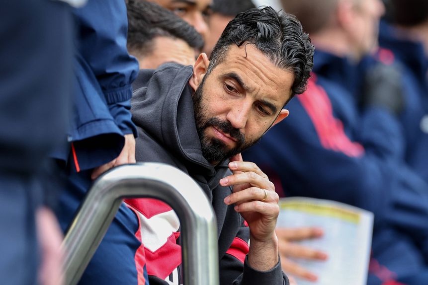 Ruben Amorim no banco no jogo do Manchester United frente ao Newcastle