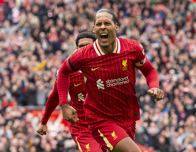 Van Dijk celebra golo marcado ao West Ham ao correr e a gritar