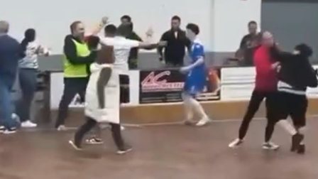 Adepto invade a quadra e agride árbitro em jogo de futsal juvenil