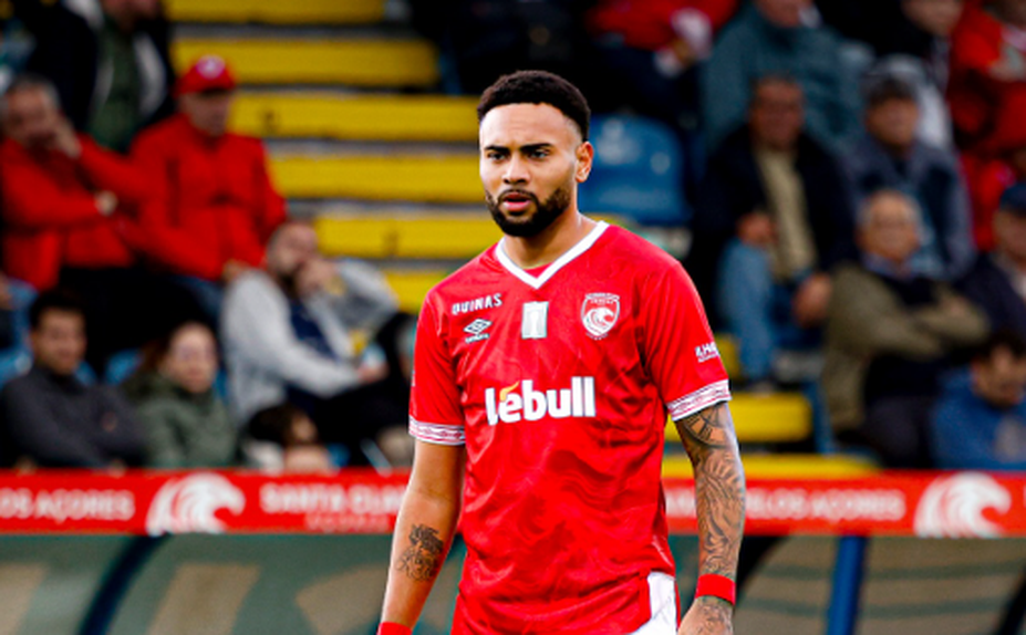 Wendel Silva em ação pelo Santa Clara