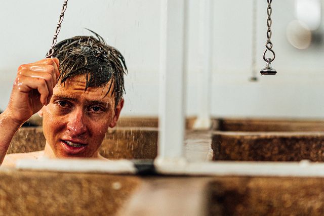 VÍDEO: se acha o pavê de Roubaix icónico, tem de ver os duches!