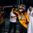Oscar Piastri, da McLaren, a celebrar a vitória no GP do Bahrain, em Sakhir