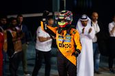 Oscar Piastri, da McLaren, a celebrar a vitória no GP do Bahrain, em Sakhir