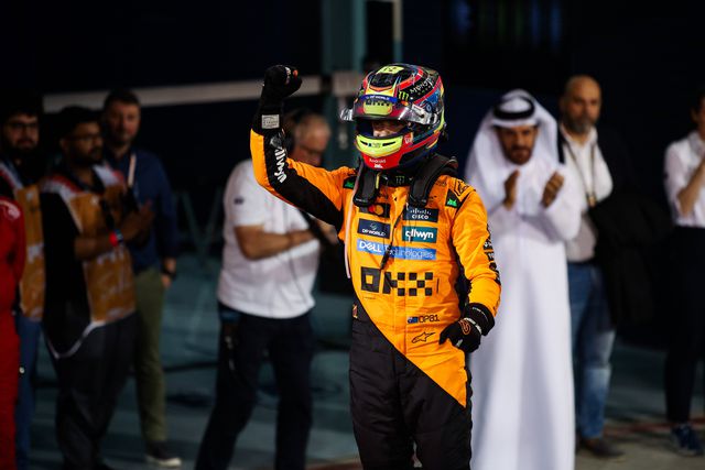 Oscar Piastri, da McLaren, a celebrar a vitória no GP do Bahrain, em Sakhir