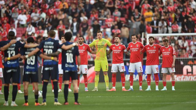 Adeptos do Benfica imitaram very light no minuto de silêncio por Aurélio Pereira
