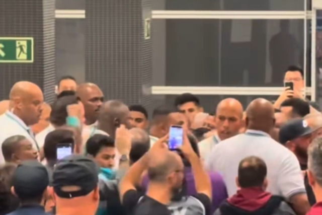 Confusão no acesso aos balneários após o Corinthians-Palmeiras