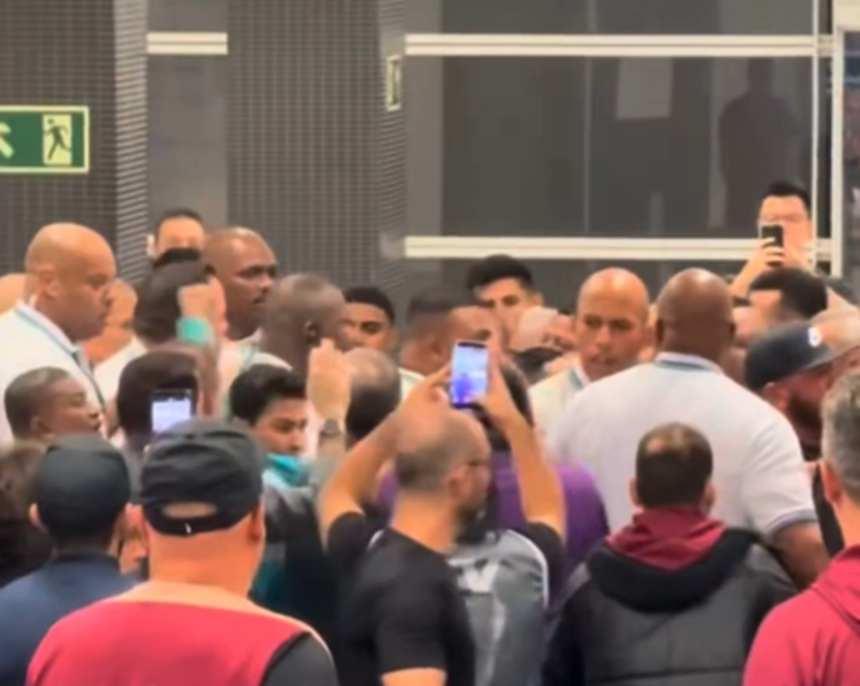 Confusão no acesso aos balneários após o Corinthians-Palmeiras