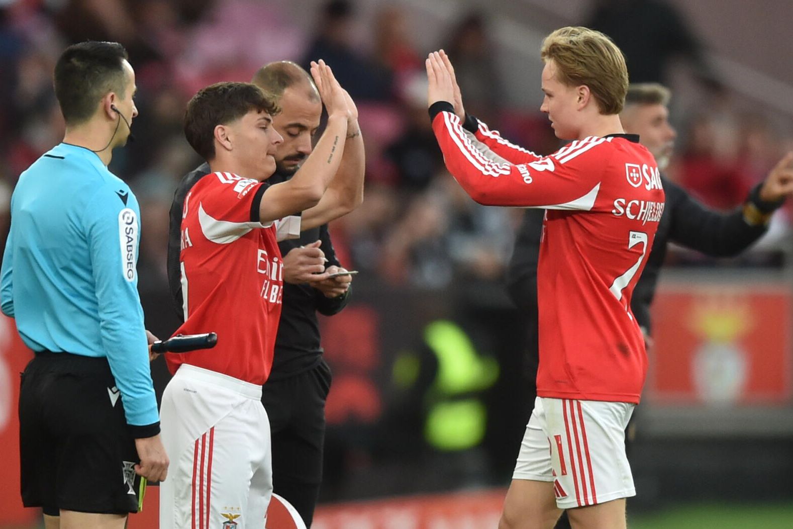 Momento em que Gonçalo Moreira substituiu Schjelderup no Benfica-Nacional (foto: Miguel Nunes)