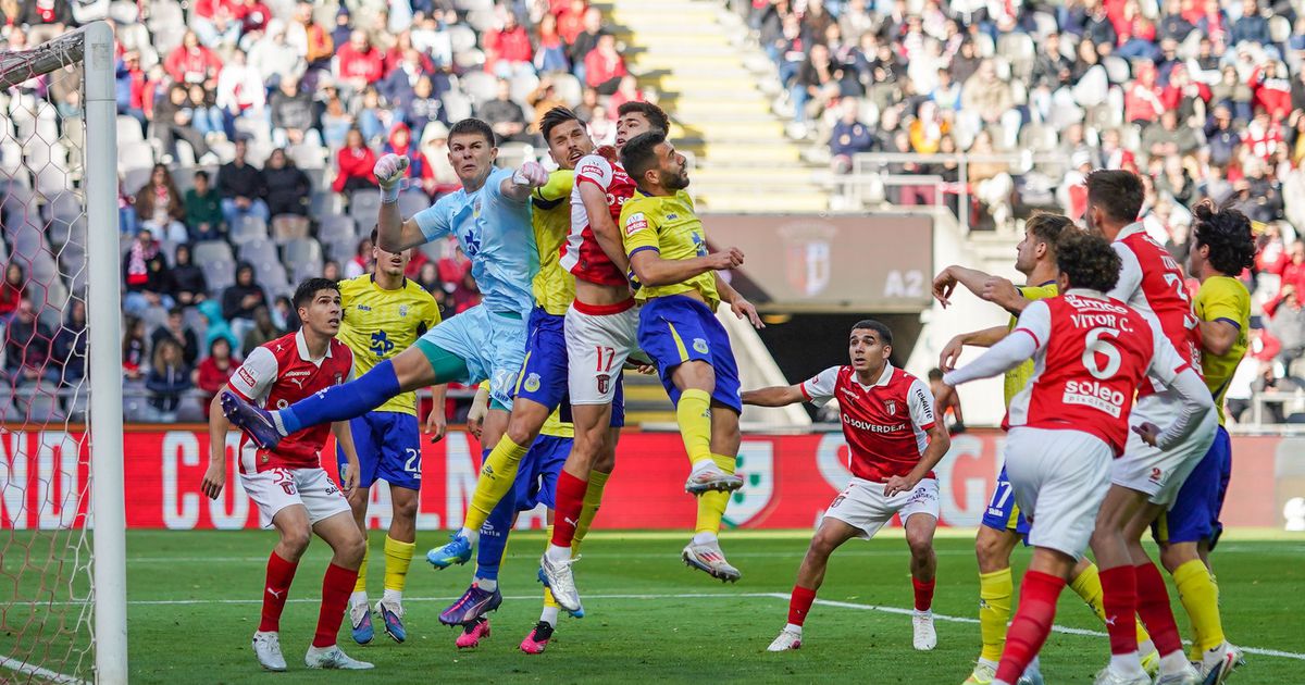 Arouca: sem guarda-redes suplente em Braga e com estreia na baliza