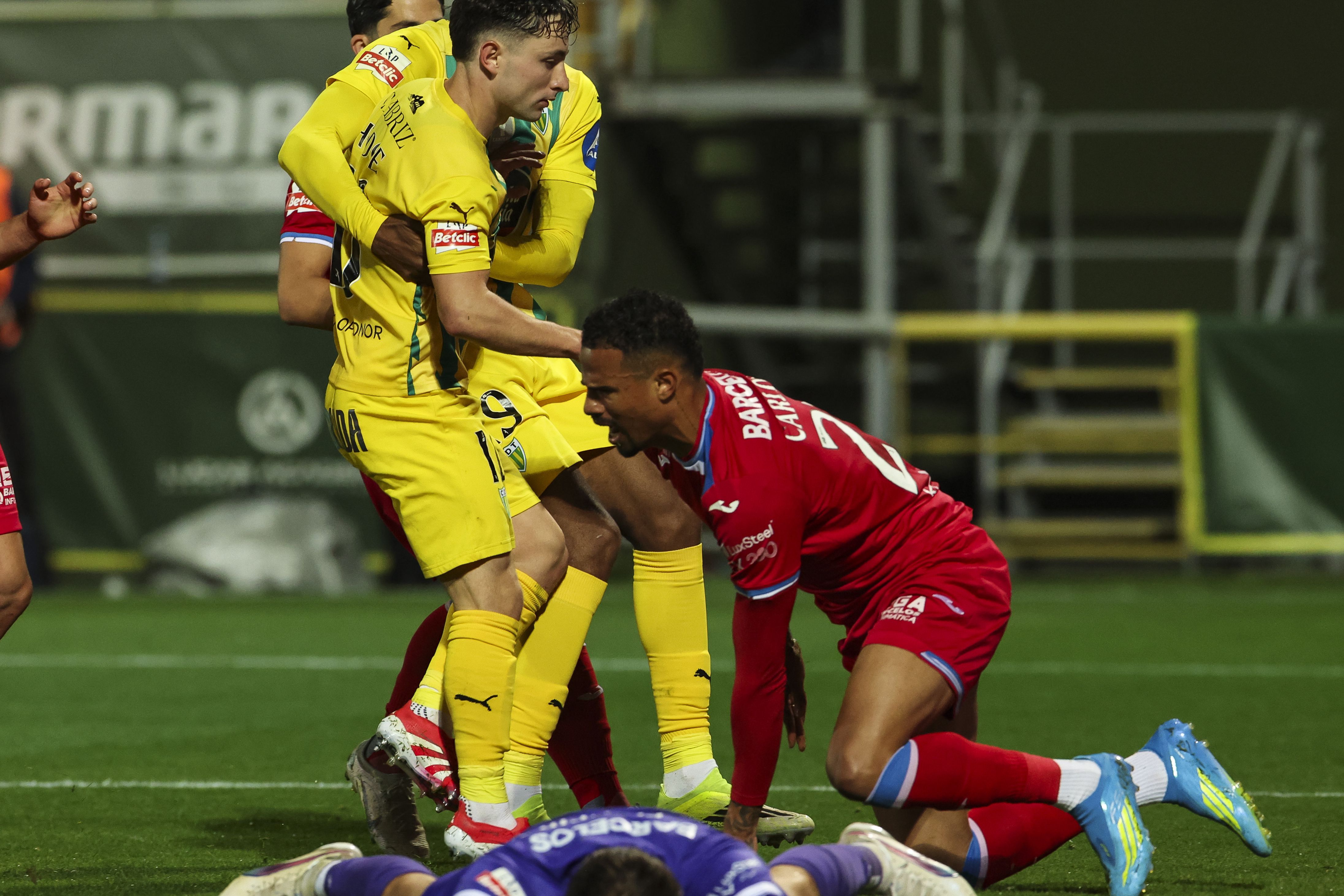 Tondelenses e gilistas ofereceram emoção a rodos no embate que encerrou a 29.ª jornada da Liga — Foto: Paulo Novais/LUSA