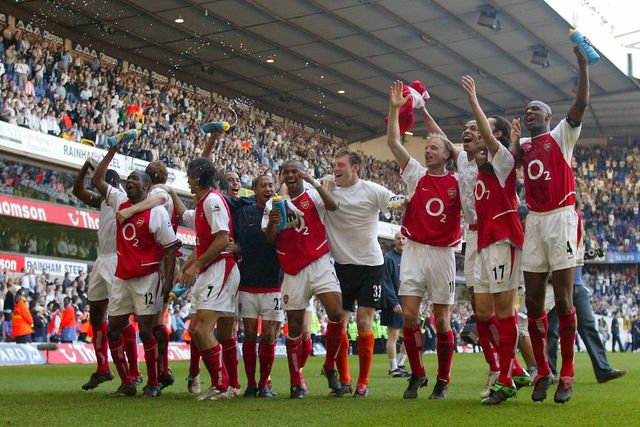 Graham Stack (de camisola branca, ao centro) com os Invencíveis do Arsenal (IMAGO)