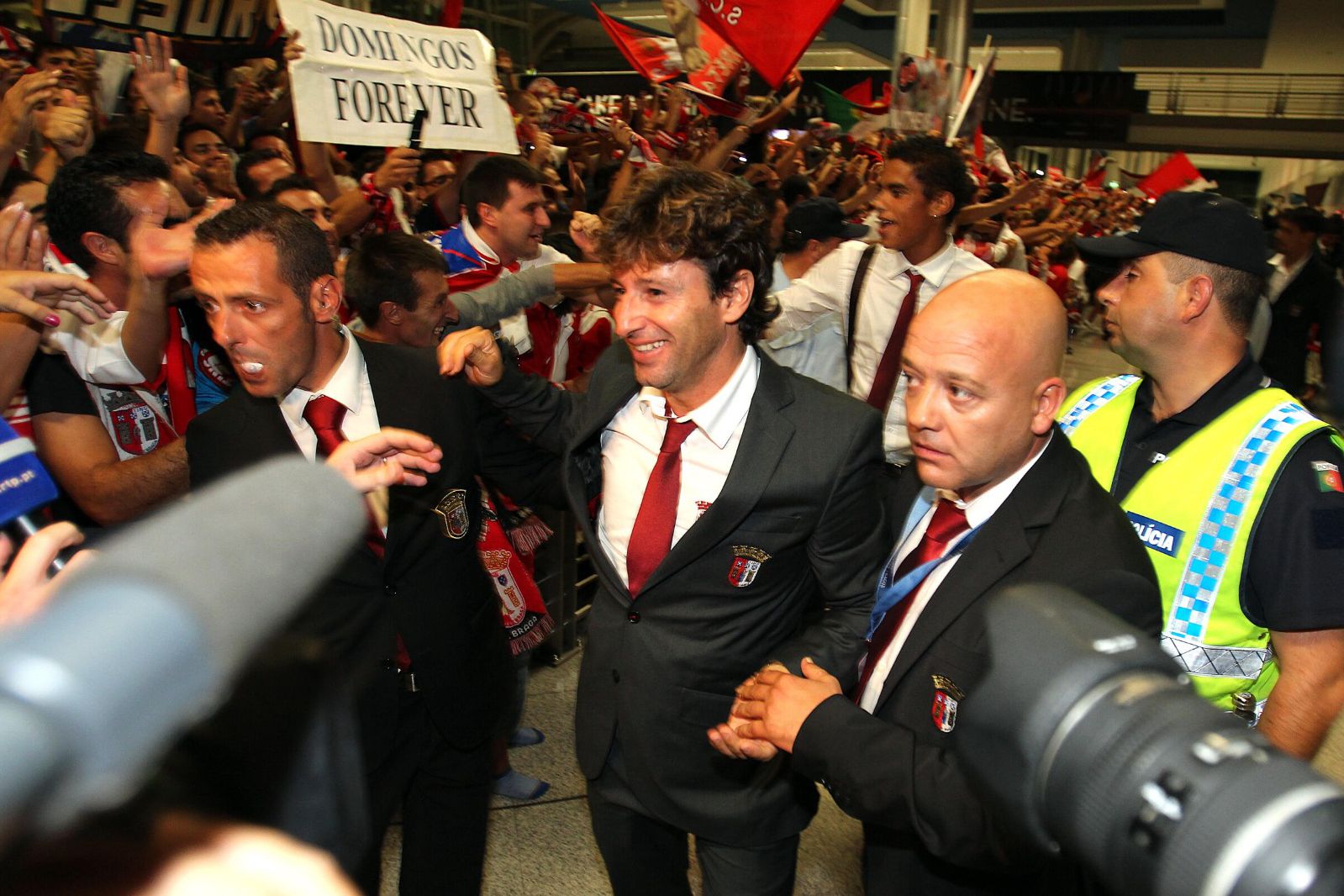 Loucura total em Braga após o feito épico alcançado pelos guerreiros em Sevilha, em 2010/2011 — Foto: A BOLA