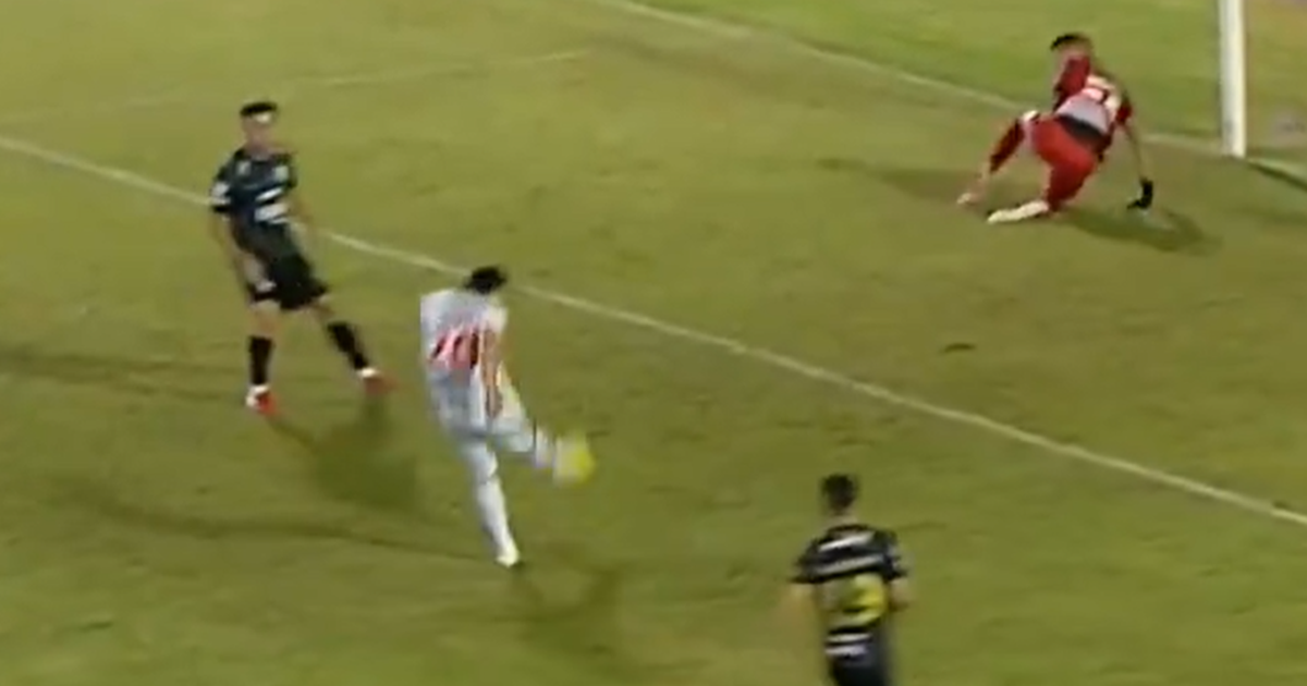 Penálti falhado origina um dos golos mais bizarros do ano (vídeo)
