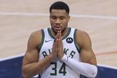 Giannis ainda tem uma época de contrato com o clube de Milwaukee     Fotografia Imago