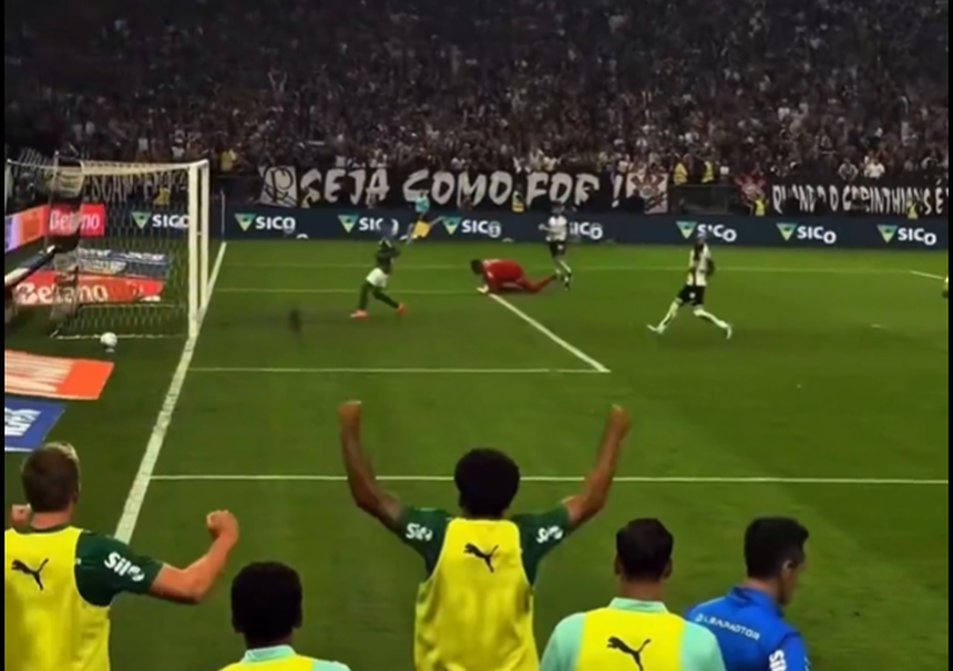 Momento em que o guarda-redes do Palmeiras terá sido alvo de insultos